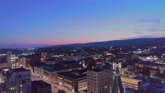 市政厅和斯克兰顿市中心的夜晚。美国宾夕法尼亚州。无人机视频与下降的摄像机运动。
