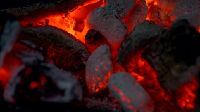 黑煤在慢动作180fps中发出强烈的热量