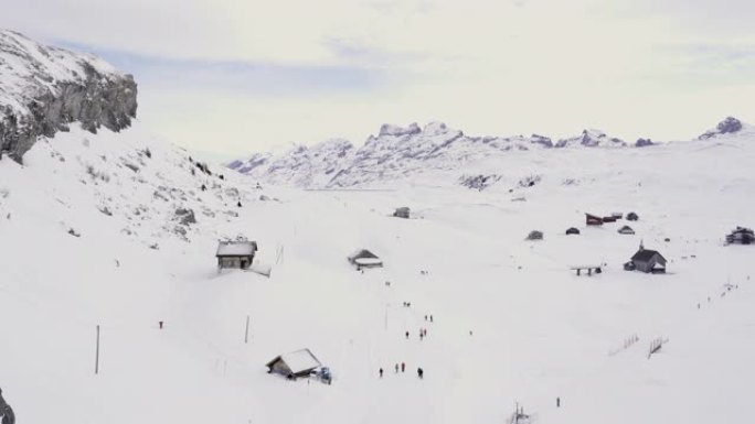 在瑞士山区度假胜地Melchsee-Frutt滑雪度假