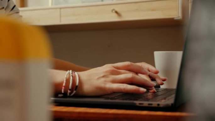 女性自由职业者在键盘上打字，在家工作