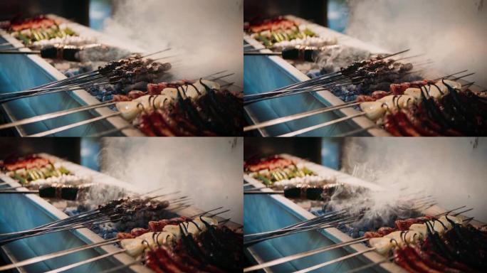 肉烤肉串在烧烤架上烹饪