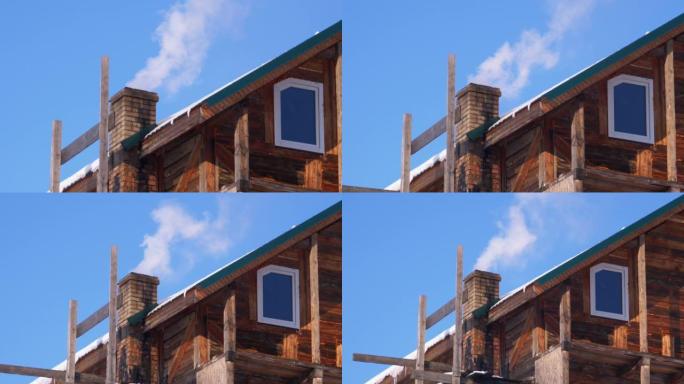 冬天，在蓝天下，木屋屋顶上的砖烟囱冒烟