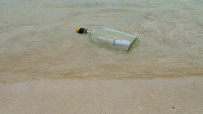 沙滩上的玻璃瓶漂流瓶沙滩