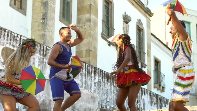 巴西狂欢节外国人手舞足蹈玩耍