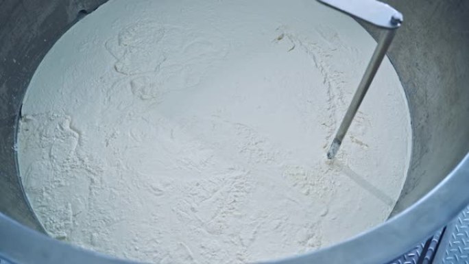 制作奶酪的金属碗搅拌器的慢动作。