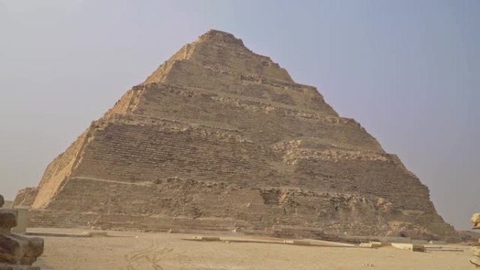 Djoser或Djeser和Zoser金字塔或Step金字塔是位于孟菲斯市西北部埃及萨卡拉墓地的考古