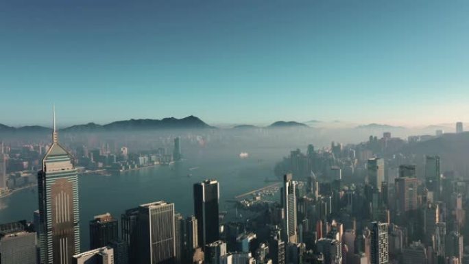 天线。俯视图香港城市全景。无人机拍摄的日出摩天大楼。