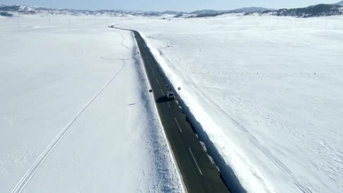 在乡村道路上行驶的豪华车的鸟瞰图