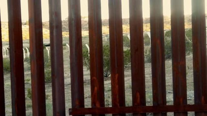 位于德克萨斯州埃尔帕索和华雷斯城附近的奇瓦瓦沙漠中，美国和墨西哥接壤的高大铁栅栏或围墙