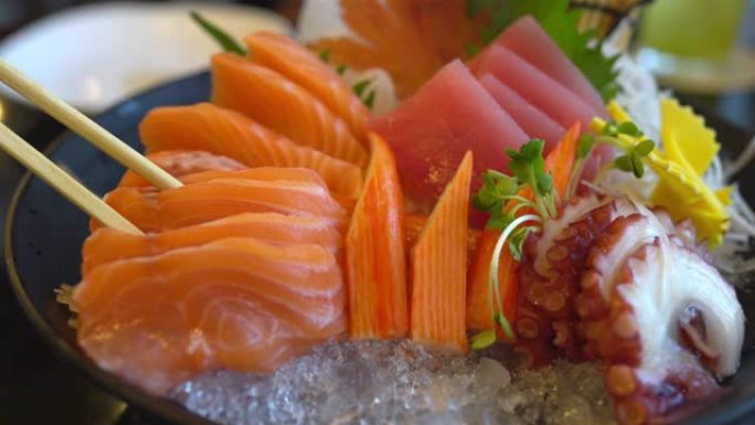 吃新鲜三文鱼生鱼片日本食物