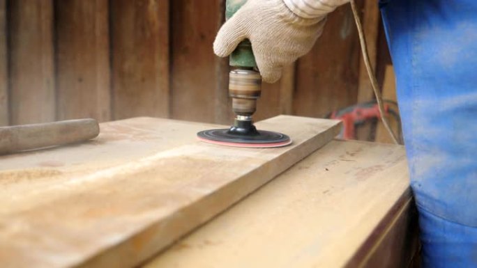 专业工人手中的木工工具特写。面目全非的木匠在他的车间里工作。工匠加工一些木制产品的工件。努力工作的理