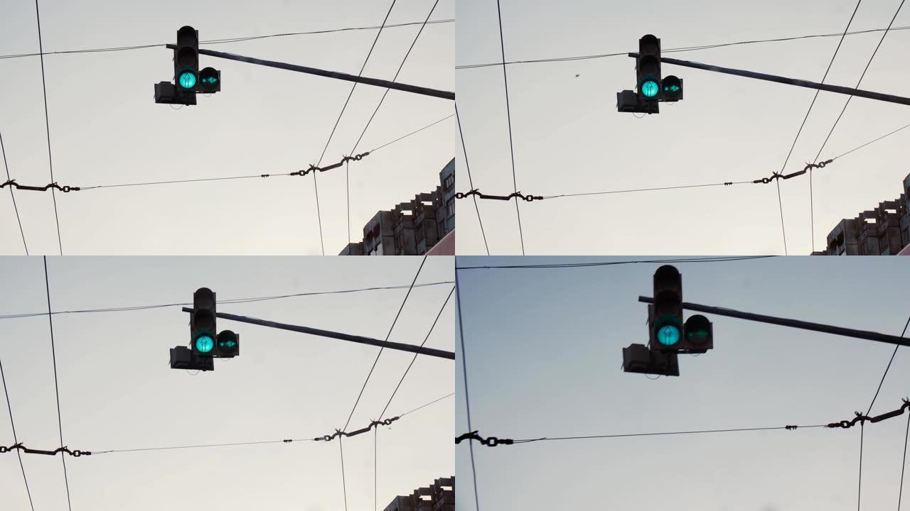 交通灯在天空低角度拍摄时变为绿色