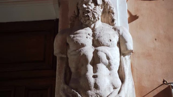 令人惊叹的大理石雕塑裸体罗马神在古建筑柱上在中央大街。令人印象深刻的罗马英雄雕塑用切割的手，神话人物