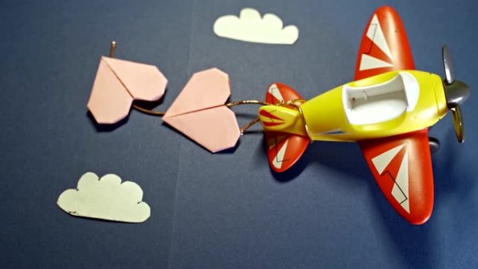 折纸纸粉色心形飞机玩具。
