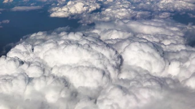 旅行时从窗口飞机看空中天空和云景