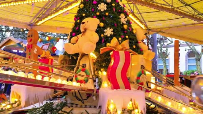 圣诞节日落时与泰迪熊一起进行彩色旋转木马