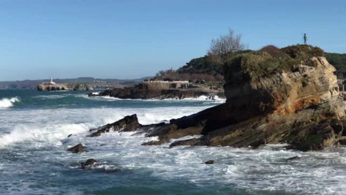 桑坦德海岸海浪拍打大海海水