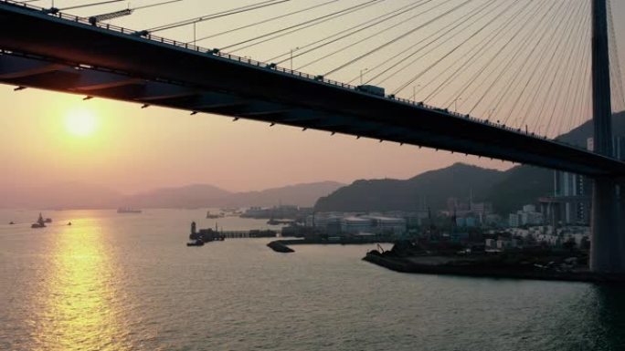 香港桥和集装箱货轮