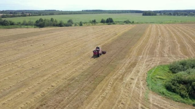 农用联合收割机在农村田野鸟瞰图上收获粮食作物