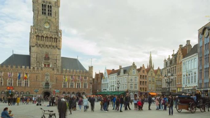 4k延时人群游客走在比利时布鲁日的格罗特马克特广场和贝尔福塔。