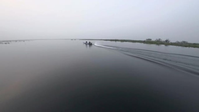 泰国乌隆他尼的红莲湖或塔莱·布达昂的早晨场景