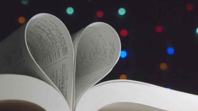 爱的书，书页滚入心 -- 情人节概念