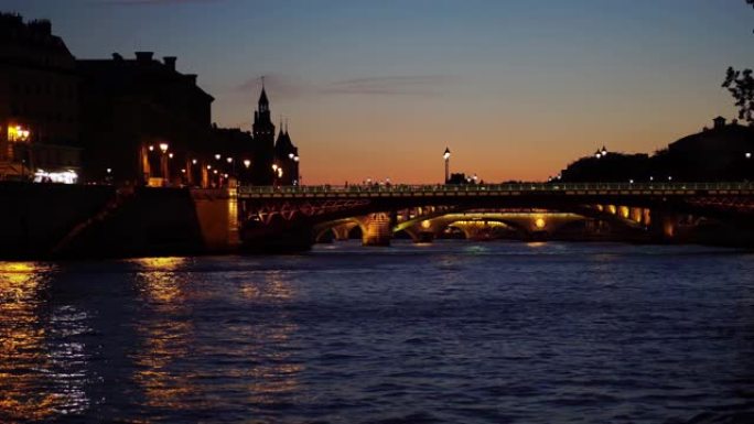 晚上的巴黎。塞纳河上的桥。