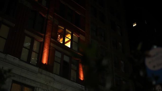 市区一座夜间公寓楼 -- 悬疑风格建立前景运动镜头
