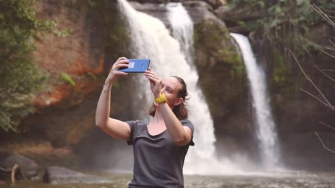 背包客旅行的场景慢动作在泰国考艾国家公园的Haew Suwat瀑布享受