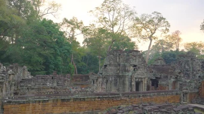 柬埔寨暹粒普雷汗寺吴哥窟建筑群拆除石材建筑的景观。一个受欢迎的旅游景点坐落在雨林中。