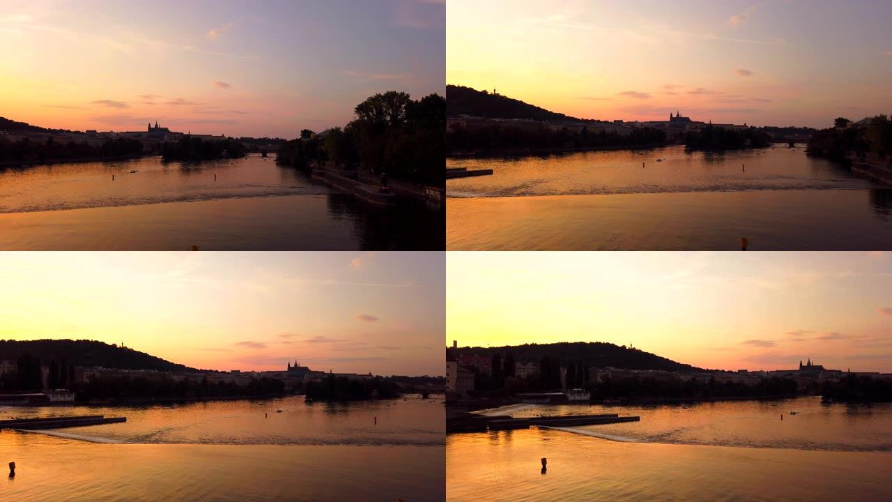 日落时的伏尔塔瓦河