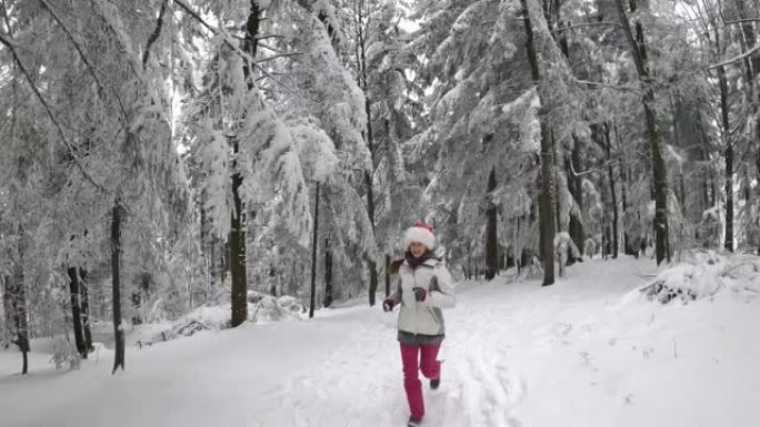 在美丽的冬季森林中，三个戴着圣诞老人帽子的孩子在雪地里奔跑