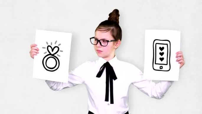 肖像，十几岁的女孩拿着两张白纸，上面有戒指和移动图纸，动画。选择的概念，你总是需要在某件事之间做出选