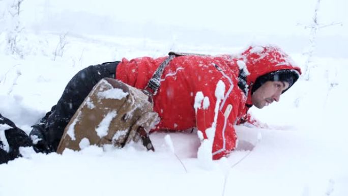 疲惫的流浪汉在雪地里爬行。