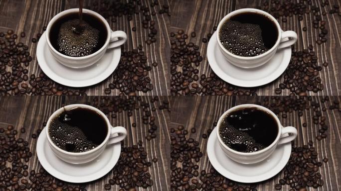 咖啡杯和咖啡豆。用烤豆在桌子上放白杯蒸发咖啡。慢动作咖啡倒。