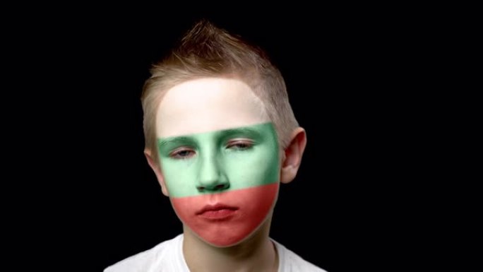 可怜的保加利亚足球队球迷。脸上涂着民族色彩的孩子。