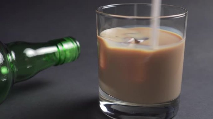 饮水桶搅动爱尔兰奶油利口酒，杯子里有冰块