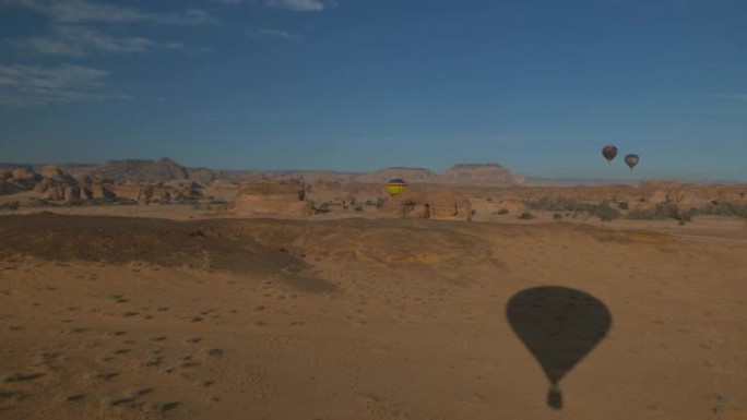 冬季，沙特阿拉伯2020年1月3日坦多拉节期间，热气球飞越Al Ula附近的Mada'in Sale