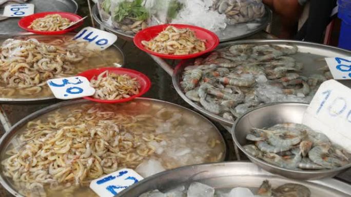 在当地市场销售的海产品。从上面新鲜的清香海鲜放在冰上，价格在市场上。螃蟹鱿鱼虾和生龙虾在盆里有水和价