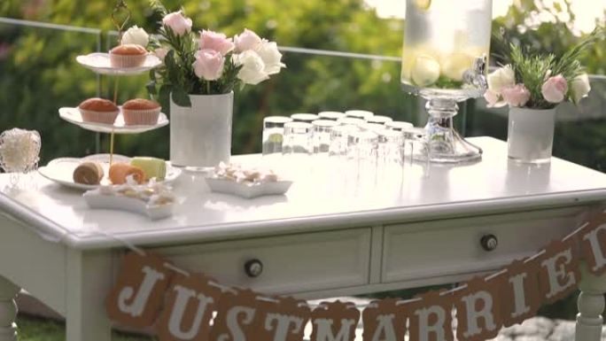 婚礼上桌上的糖果和蛋糕。