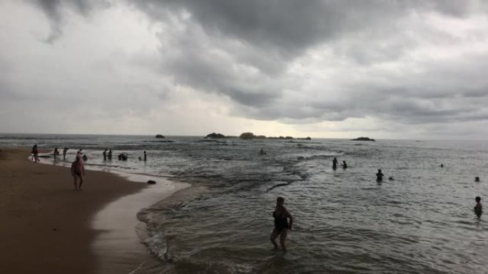 斯里兰卡希卡杜瓦，下雨前的大海