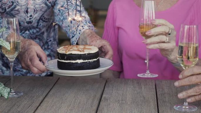生日蛋糕和香槟妈妈