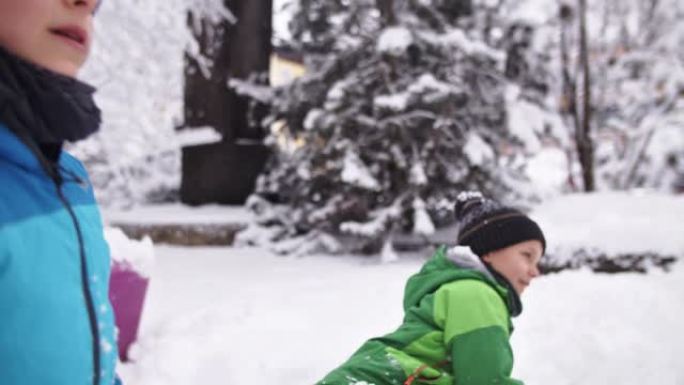 两个男孩打雪仗雪地里的儿童国外下雪