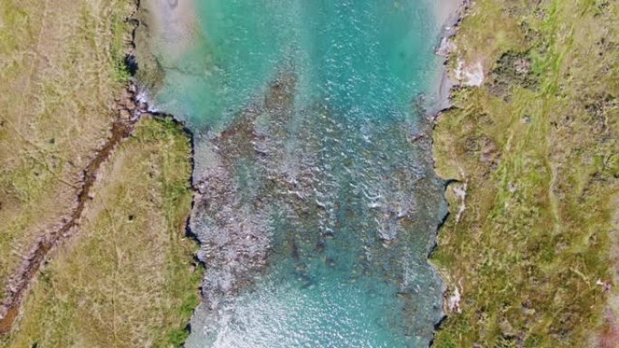 美丽的高角度空中无人机鸟瞰，清澈的水流经新西兰南岛坎特伯雷地区的阿胡里河和美丽的草原。