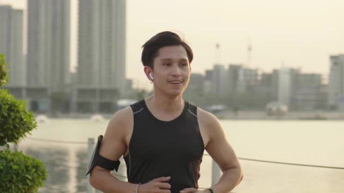 年轻的亚洲男子喜欢在公园户外慢跑