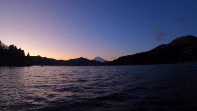 富士山和阿希湖在冬季