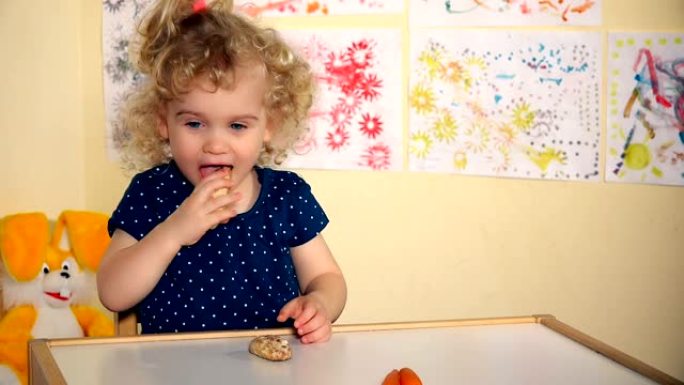 小孩子选择蜂蜜蛋糕而不是胡萝卜，然后吃