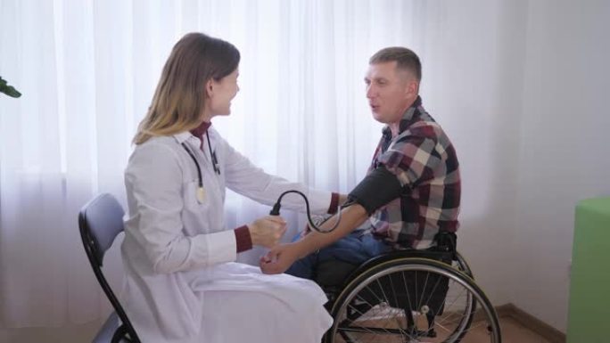 残疾人、轮椅上的人的健康由医生检查，在体检时用装置测量压力