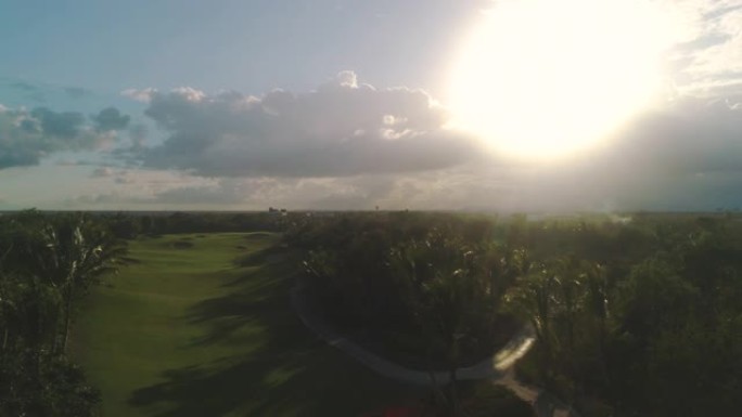豪华热带度假胜地的高尔夫球场。运动场、场地和棕榈树上的日落。