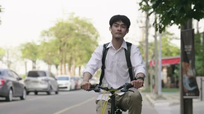 商人在曼谷市骑脚踏车